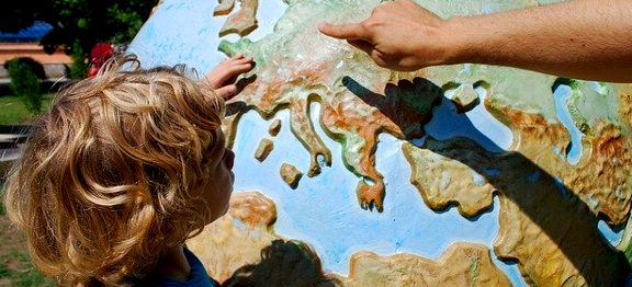 Jak nás mapy světa od mala uvádí v celoživotní omyl!