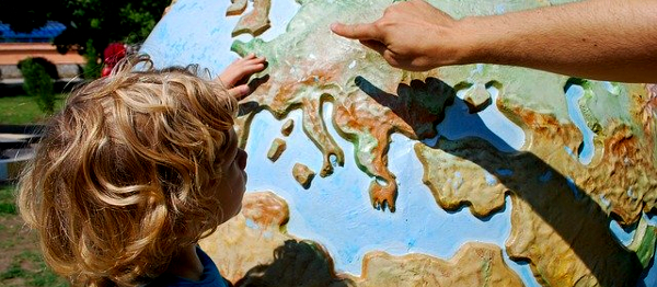 Jak nás mapy světa od mala uvádí v celoživotní omyl!