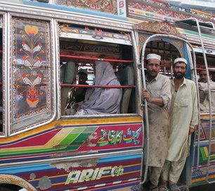 Autobus v pákistánském Peshawaru vybízí k nasednutí