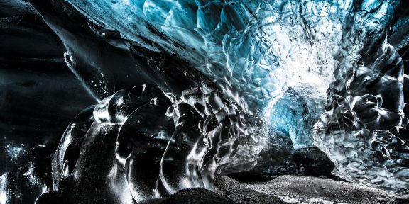FOTOREPORTÁŽ: Utajené pohledy do islandských ledových jeskyní