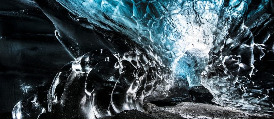 FOTOREPORTÁŽ: Utajené pohledy do islandských ledových jeskyní