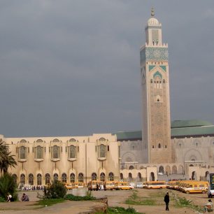 Školní výlety z celé země přijíždí ke slavné mešitě v Casablance