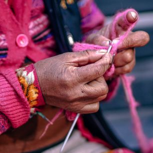 SOUTĚŽ: Vyhrajte koberec, polštář nebo hrnečky vyrobené v Indii