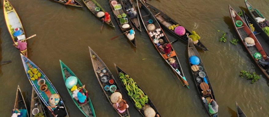 Za orangutany, tepajícím životem i odpočinkem na jižní Kalimantan