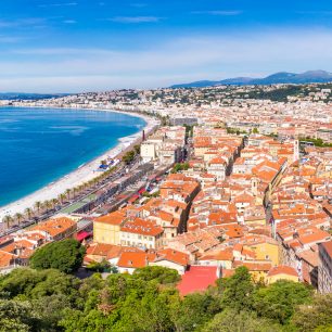 Nice, hlavní město Côte d´Azur, kde slunce svítí 300 dní v roce