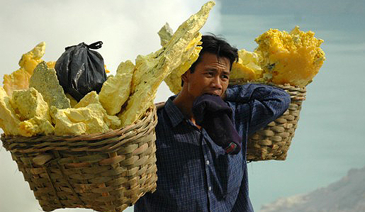 Těžba v sopce Ijen
