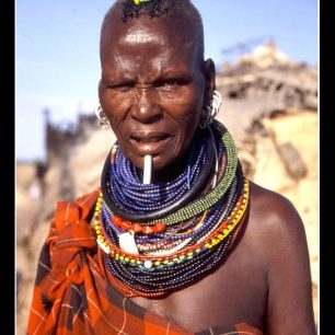 Hrdá žena kmene Turkana, Severní Keňa, Lokichar