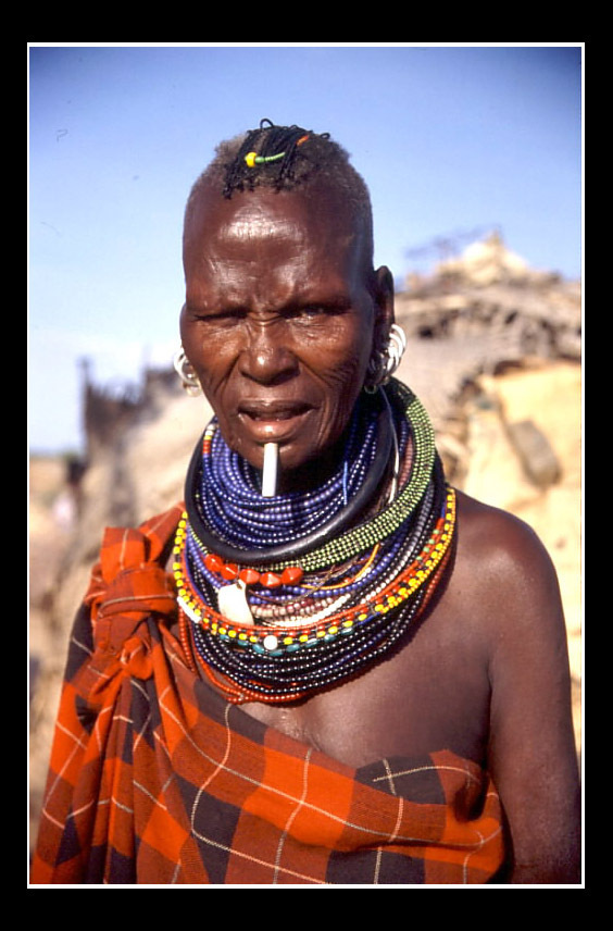 Hrdá žena kmene Turkana, Severní Keňa, Lokichar