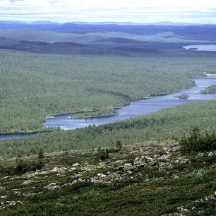 Pohled na jezera, která tvoří řeka Lemmen v národním parku Lemmenjoki