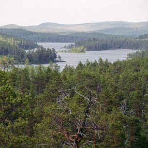 Pohled na jezera, která tvoří řeka Lemmen v národním parku Lemmenjoki ...