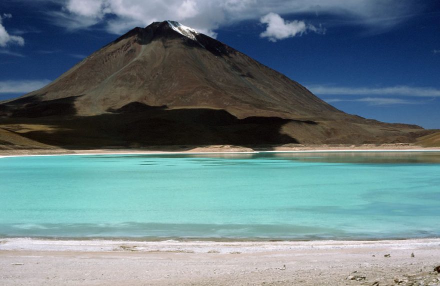 Pohled na vulkán Licancabur přes lagunu Verde