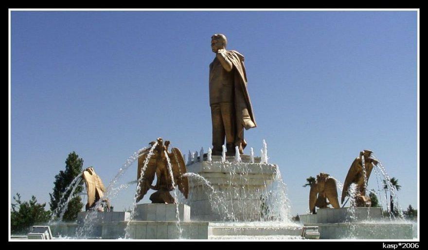 Pomník nezávislosti, Ašchabad.