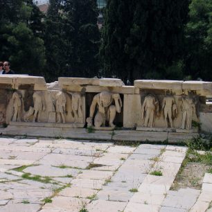 Dionýsovo divadlo - jeviště s výjevy  z Dionýsova života