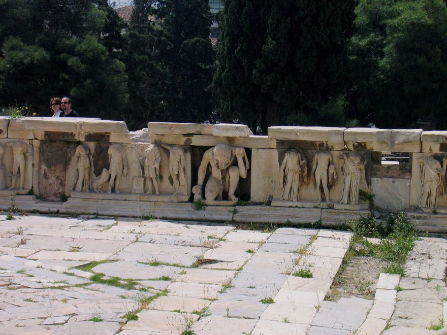 Dionýsovo divadlo - jeviště s výjevy  z Dionýsova života