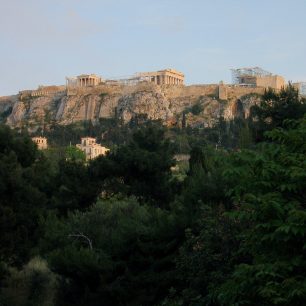 Historické skvosty Akropole v záři slunce