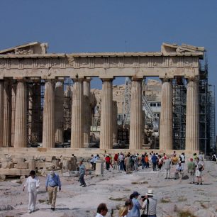 Parthenón v lidském a kovovém obležení