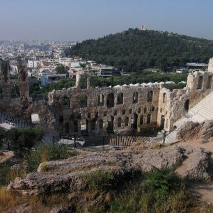 Rozsáhlý ódeion Héróda Attika a pahorek Filopappa s monumentem