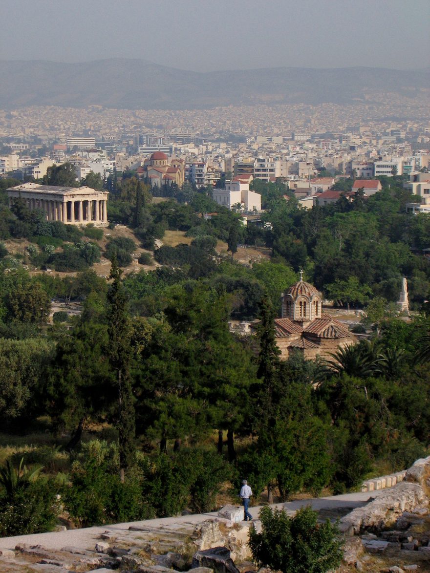 Starověká Agora - v pozadí Héfaistův chrám a v popředí kostel Svatých apoštolů