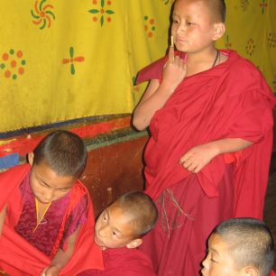 Malí mniši v Paro Dzongu