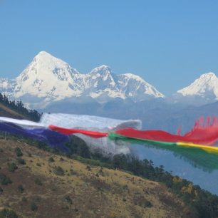 Chellila pass – pohled na Jhomolhari přes modlitební praporky