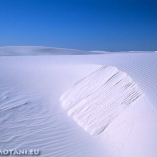 Bílé duny vysoké okolo 15 metrů jsou v neustálém pohybu.