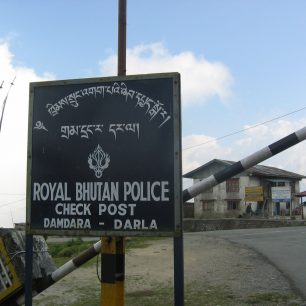 Jedno z kontrolních míst na cestě Bhútánem