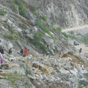 Výstavba silnice (mezi Kamji a Gedu)