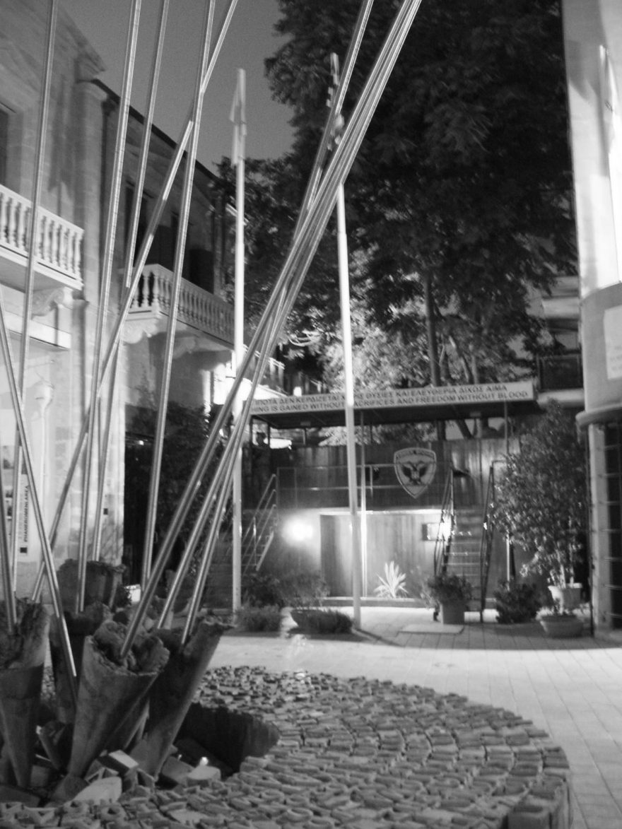 Pietní místo, připomínající příchod okupačních vojsk turecké armády v r.1974 (kyperská část Nikósie)