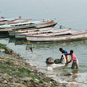 Kasta pradláků při své práci na břehu řeky Gangy.