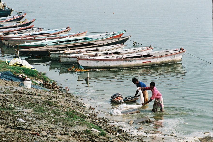 Kasta pradláků při své práci na břehu řeky Gangy.