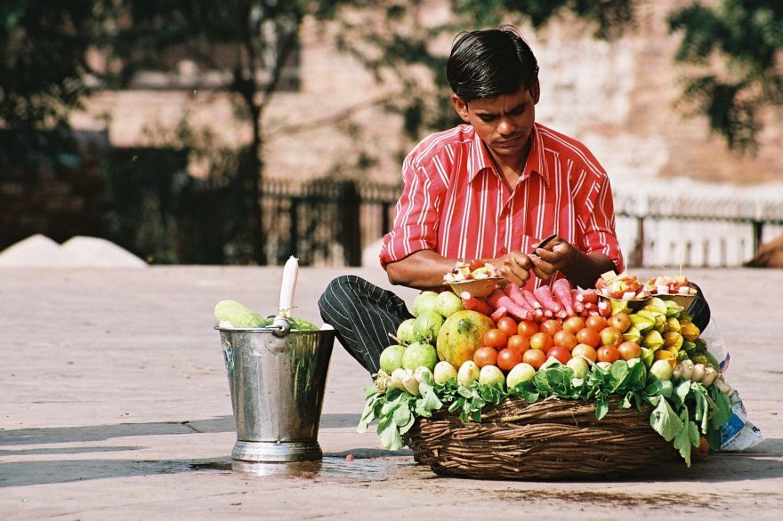 Ind nabízející osvěžující saláty z čerstvého ovoce a zeleniny.