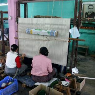 Tibetské ženy pod dohledem Dalajlámy pracují v továrně na výrobu tradičních koberců, Indie