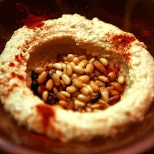 Hommos s piniovými semínky