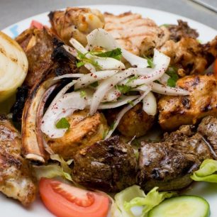 Mix grill (kuřecí, jehněčí a mletý jehněčí kebab)