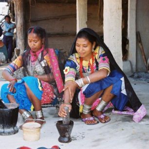 Ukázka tradičních oděvů, Nepál