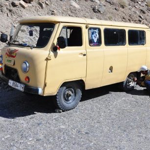 Opravy na silnicích, Pamír, Tádžikistán