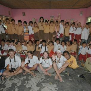 Třetí třída po hodině angličtiny, Ngolang, Indonésie