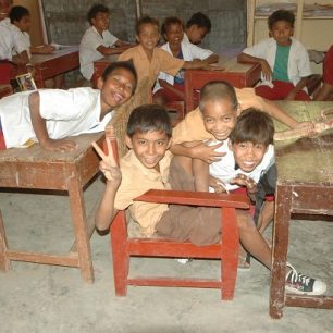 Děti ve starých lavicích, Ngolang, Indonésie