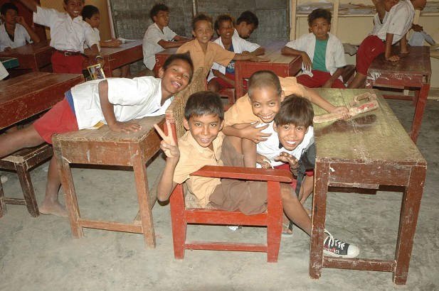 Děti ve starých lavicích, Ngolang, Indonésie