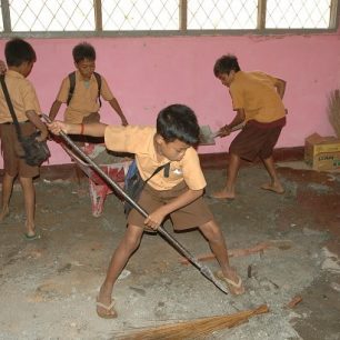 Děti pomáhají opravovat školu, Ngolang, Indonésie