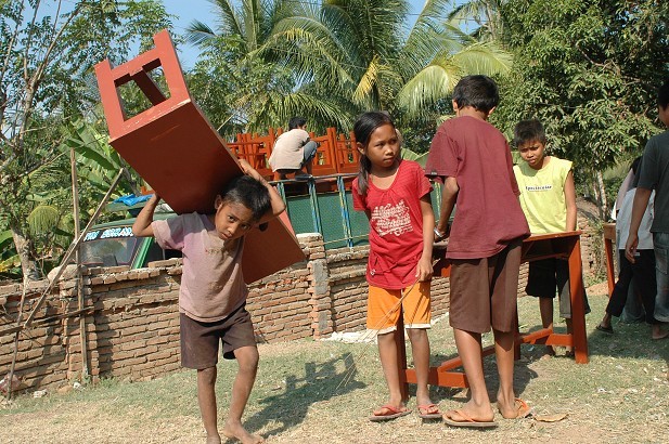 Děti nosí nové lavice, Ngolang, Indonésie