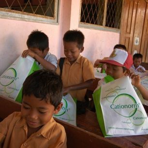 Děti dostaly tašky s dárky, Ngolang, Indonésie