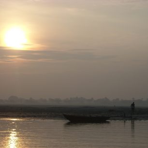 Východ slunce nad Gangou, Varanasí, Indie, Michal Michalovský