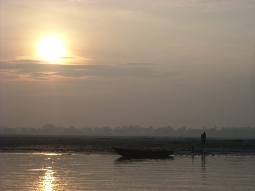 Východ slunce nad Gangou, Varanasí, Indie, Michal Michalovský
