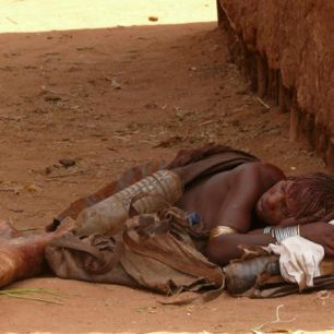 Etiopie Omo Valley - Unavená prodejkyně, René Bauer