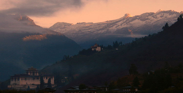 Dzong Paro mzstická krajina Bhután. Miesto, kde sa nakrúcal film Malý Budha