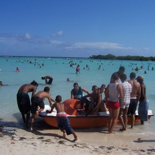 Pláž v Boca Chica je o víkendu přeplněna domorodci, Dominikánská republika