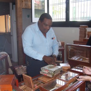 Stokilový majitel výrobny doutníků, Dominikánská republika