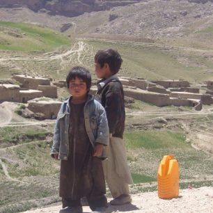 Děti chodí pro vodu 600 metrů, Zare, Afghánistán