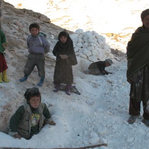 Vesničané kopou kandázy většinou v zimě, Afghánistán